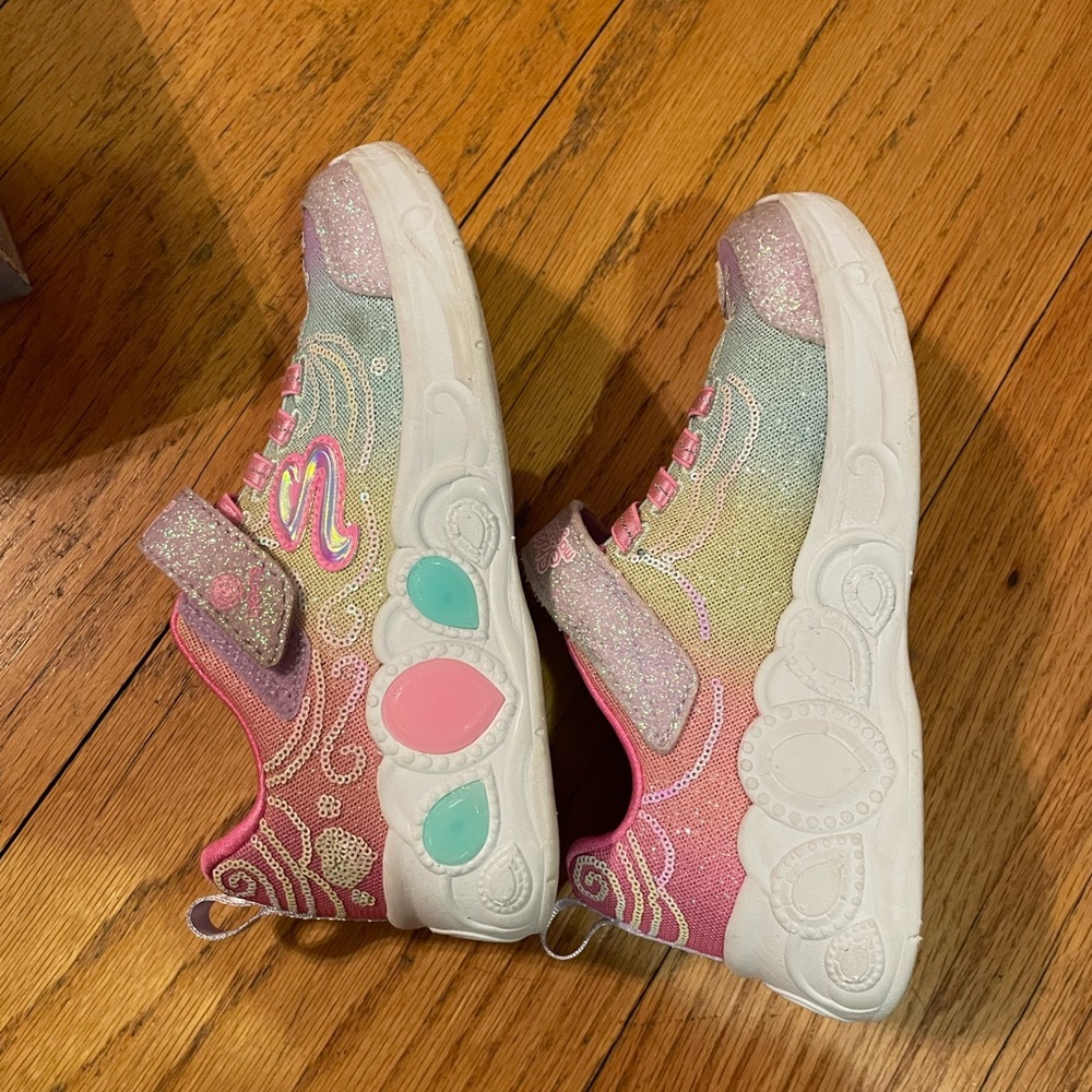 Little girls size 12.5 Skechers light up tennis shoes - Picture 3 of 7